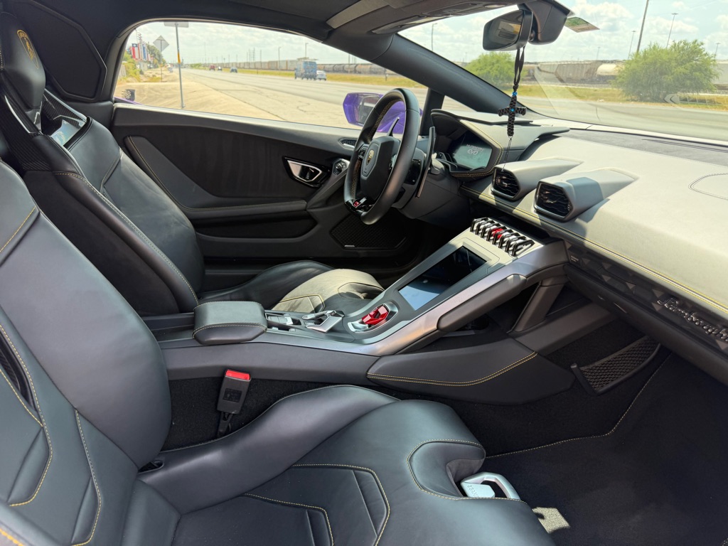 Photo 39 of this LAMBORGHINI HURACAN