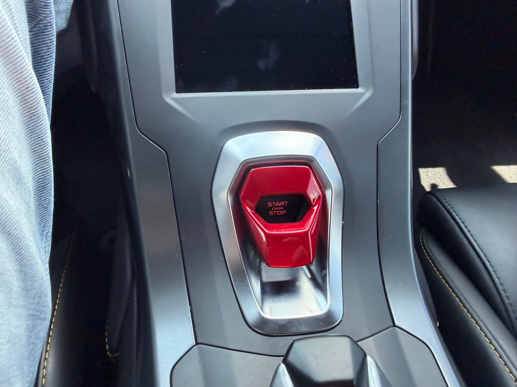 Photo 62 of this LAMBORGHINI HURACAN
