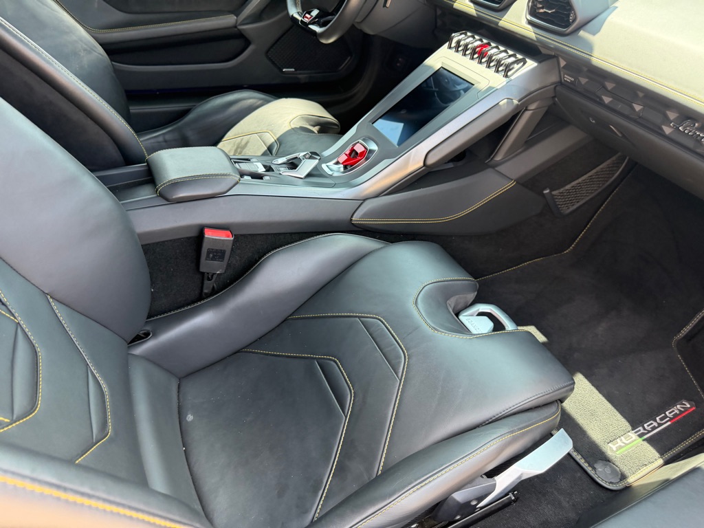 Photo 36 of this LAMBORGHINI HURACAN