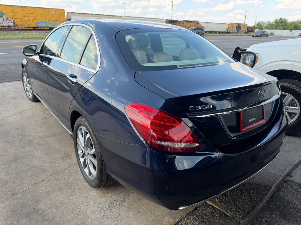 Photo 36 of this MERCEDES-BENZ E-CLASS