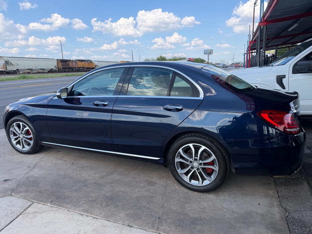 Photo 32 of this MERCEDES-BENZ E-CLASS
