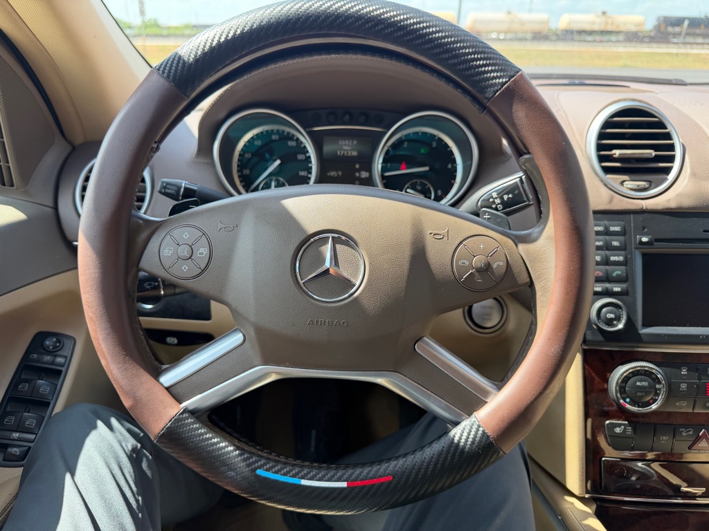 Photo 8 of this MERCEDES-BENZ GL