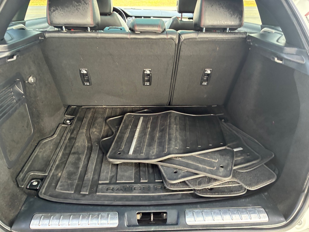 Photo 28 of this LAND ROVER RANGE ROVER EVO