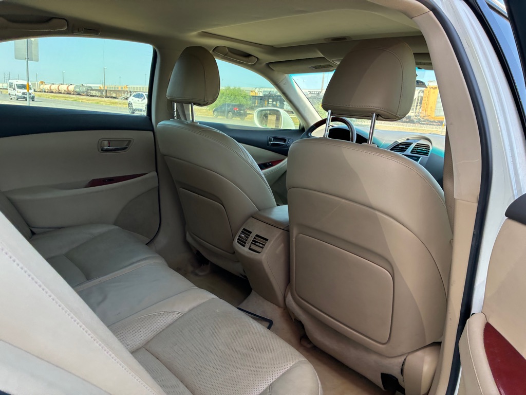 Photo 28 of this LEXUS ES