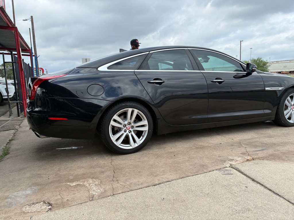 Photo 30 of this JAGUAR XJ