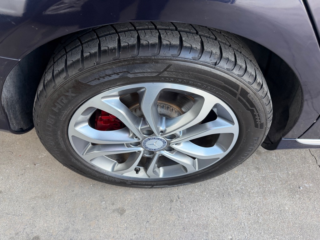 Photo 8 of this MERCEDES-BENZ C-CLASS