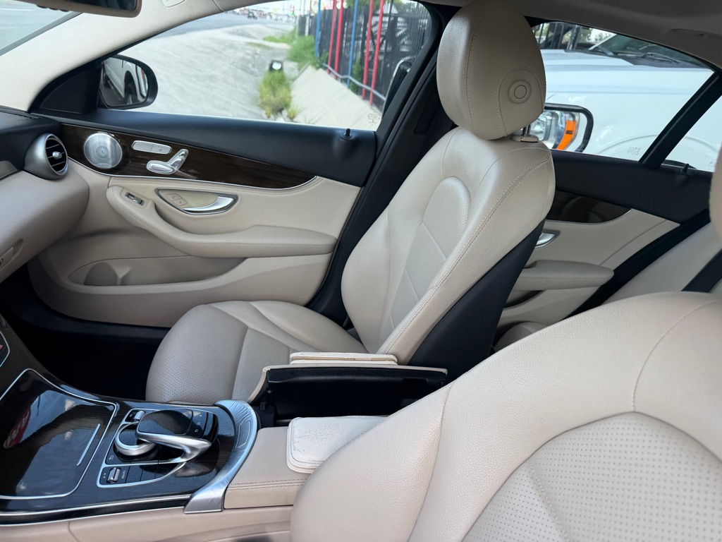 Photo 27 of this MERCEDES-BENZ C-CLASS