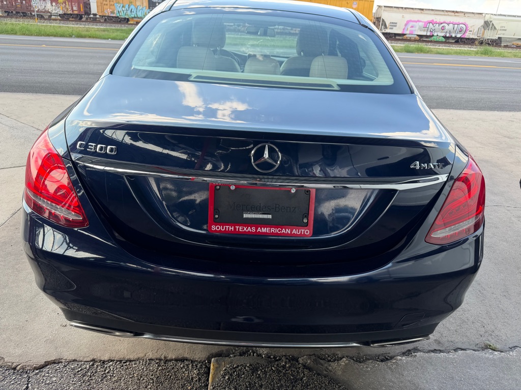Photo 19 of this MERCEDES-BENZ C-CLASS