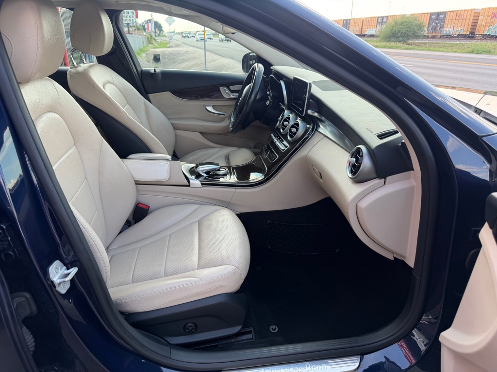 Photo 6 of this MERCEDES-BENZ C-CLASS