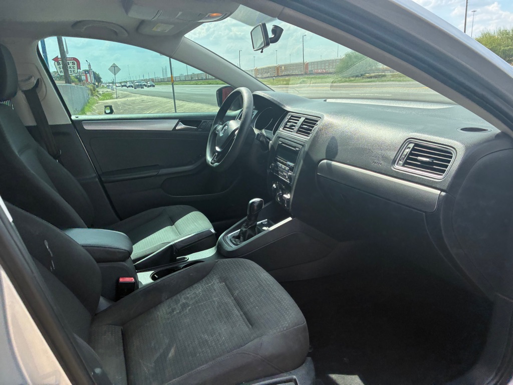 Photo 55 of this VOLKSWAGEN JETTA