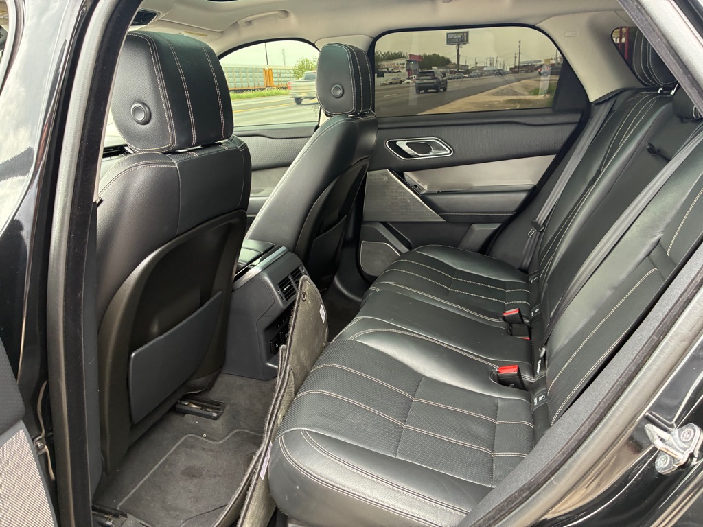 Photo 19 of this LAND ROVER RANGE ROVER VEL