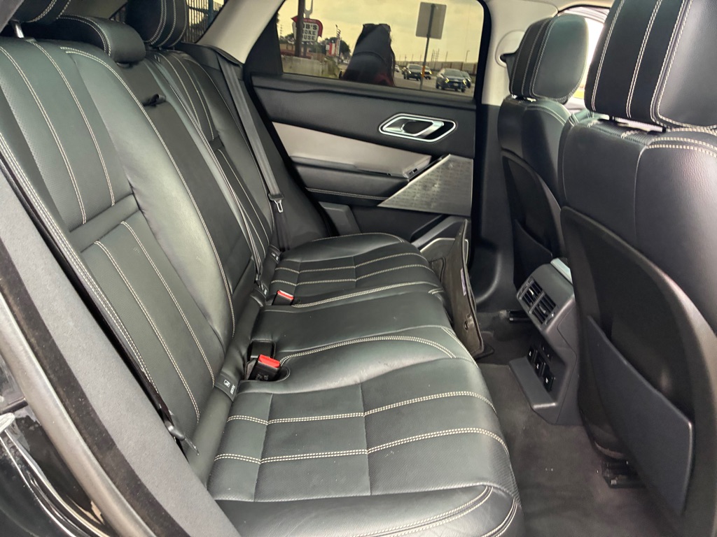 Photo 26 of this LAND ROVER RANGE ROVER VEL