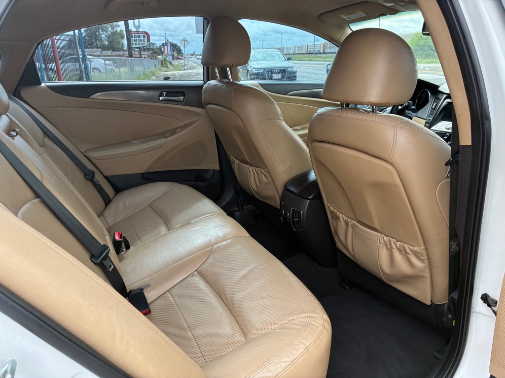 Photo 30 of this HYUNDAI SONATA