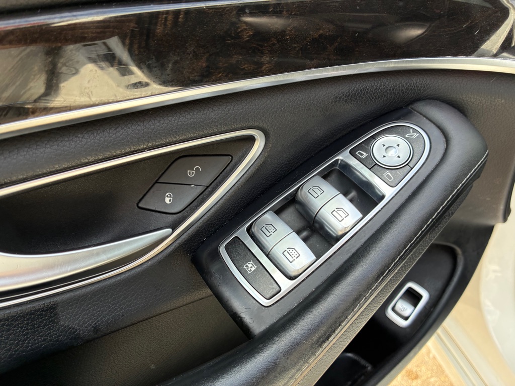 Photo 49 of this MERCEDES-BENZ S-CLASS