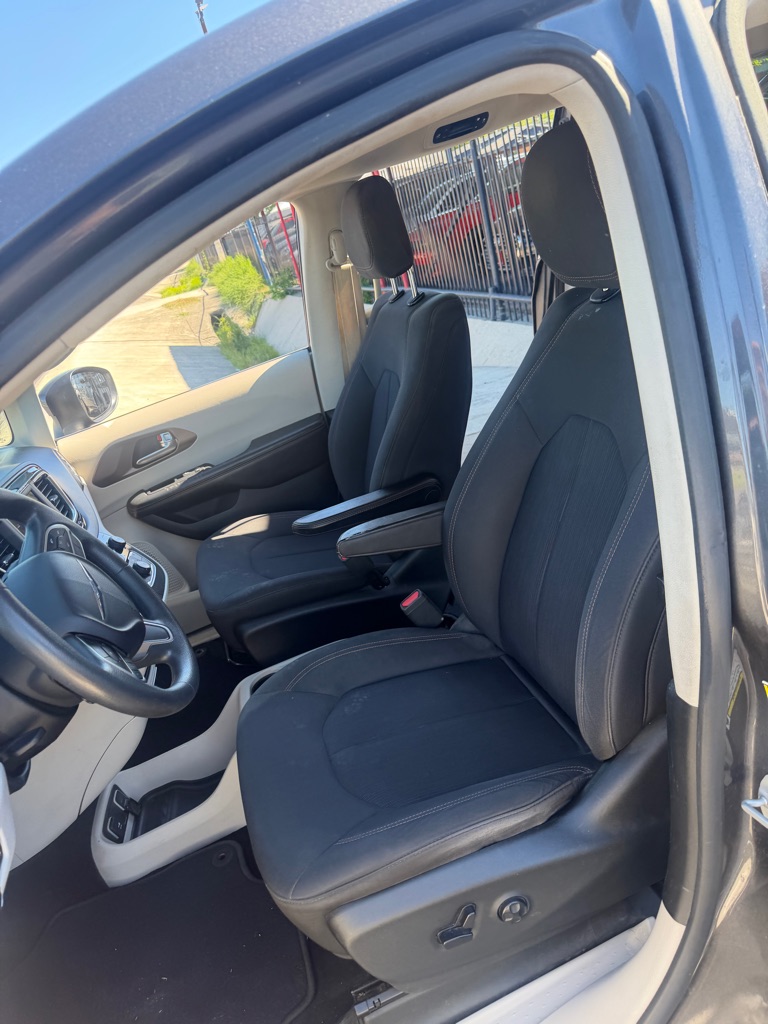 Photo 19 of this CHRYSLER PACIFICA