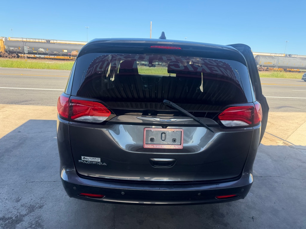 Photo 13 of this CHRYSLER PACIFICA