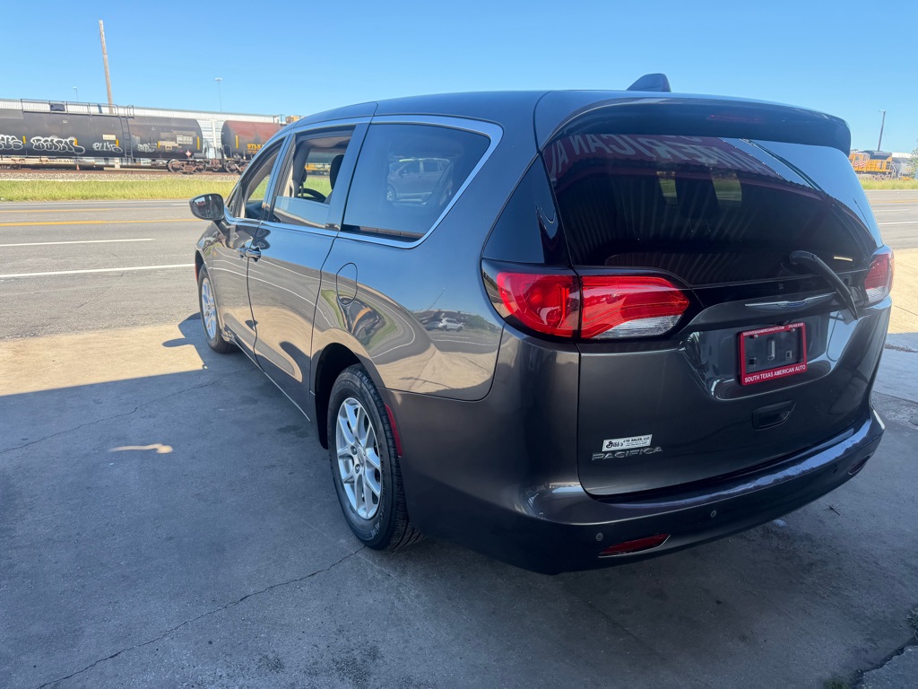 Photo 7 of this CHRYSLER PACIFICA