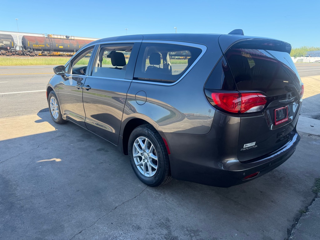 Photo 10 of this CHRYSLER PACIFICA