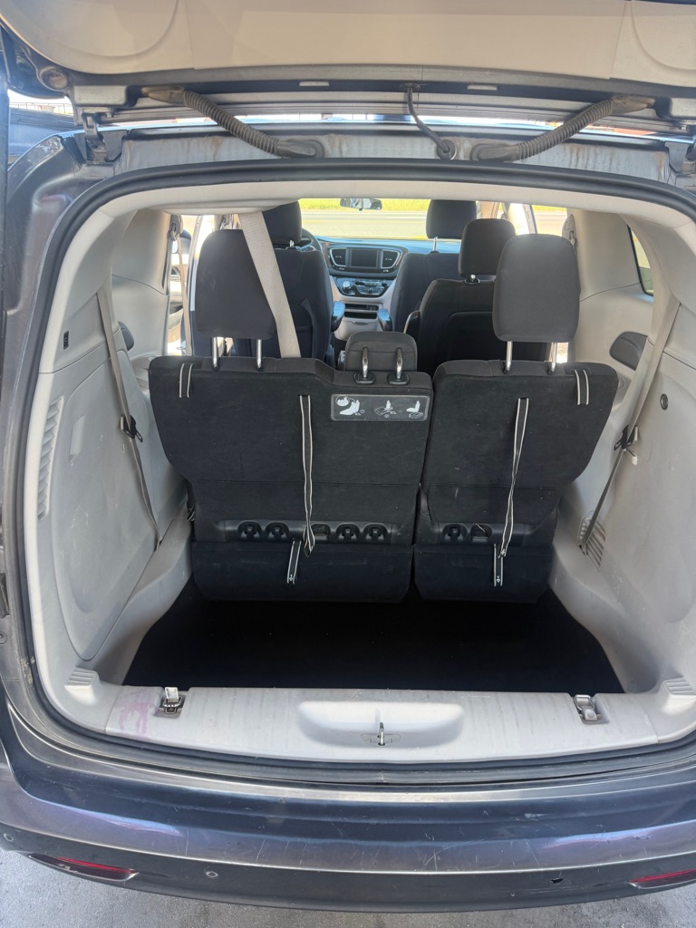 Photo 16 of this CHRYSLER PACIFICA