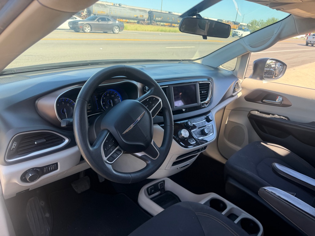 Photo 15 of this CHRYSLER PACIFICA