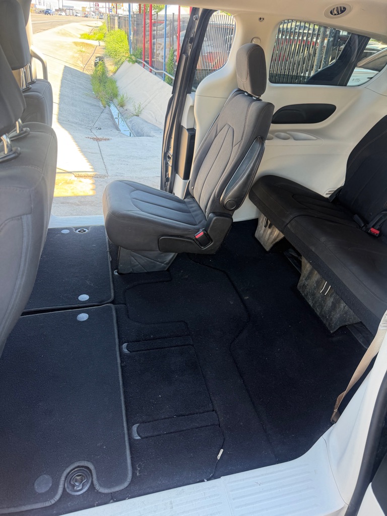 Photo 17 of this CHRYSLER PACIFICA