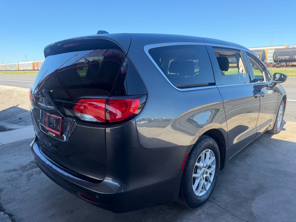 Photo 32 of this CHRYSLER PACIFICA