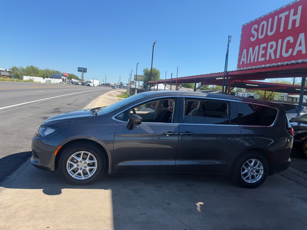 Photo 5 of this CHRYSLER PACIFICA