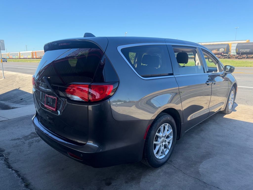Photo 27 of this CHRYSLER PACIFICA