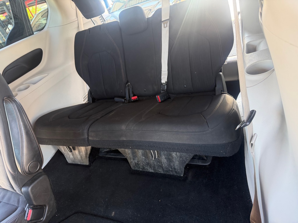 Photo 18 of this CHRYSLER PACIFICA