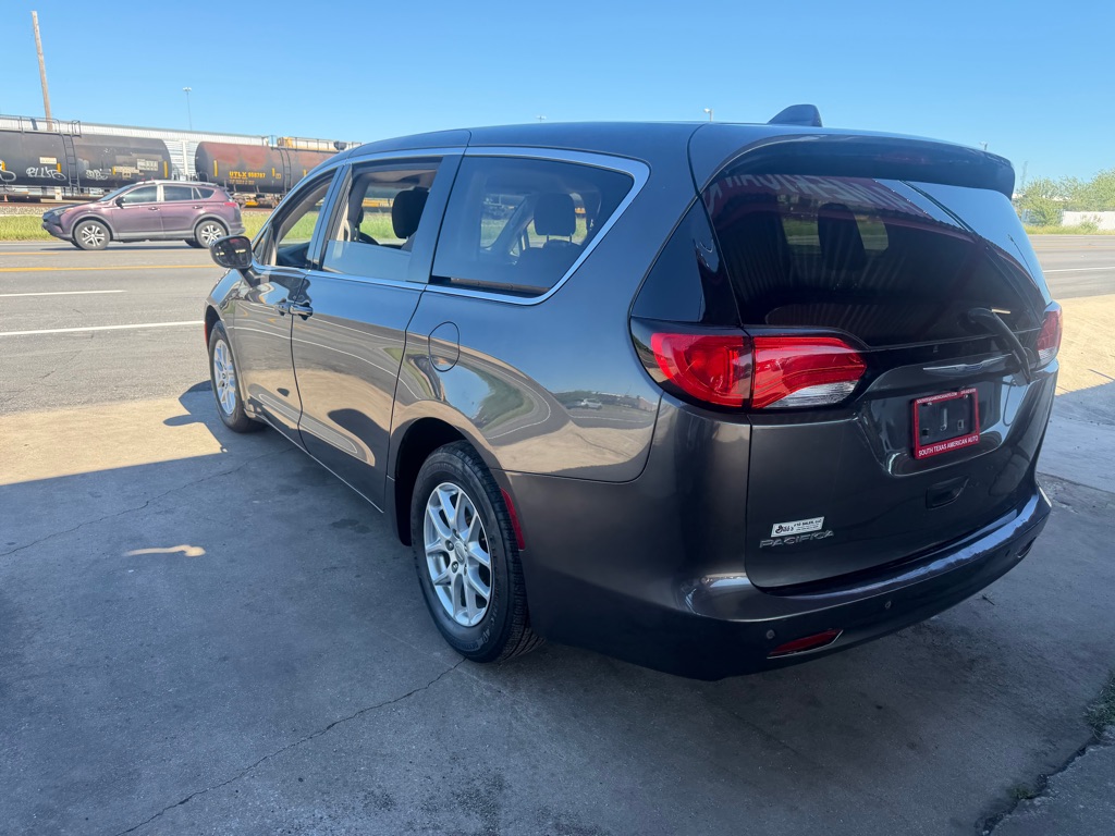 Photo 8 of this CHRYSLER PACIFICA