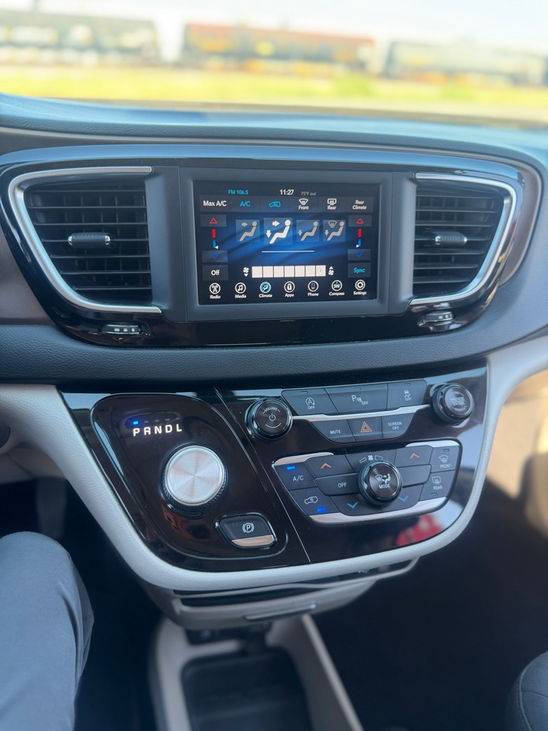 Photo 38 of this CHRYSLER PACIFICA