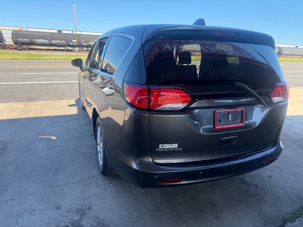 Photo 6 of this CHRYSLER PACIFICA