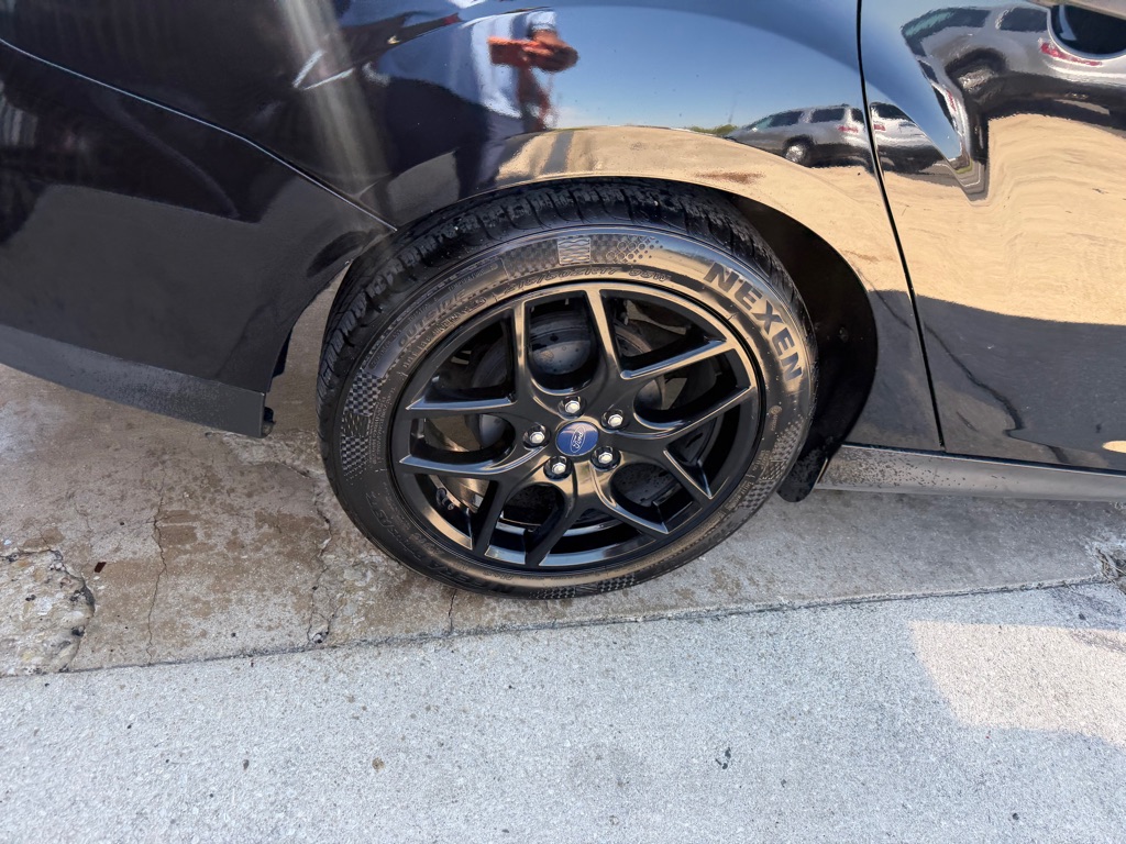 Photo 14 of this FORD FOCUS