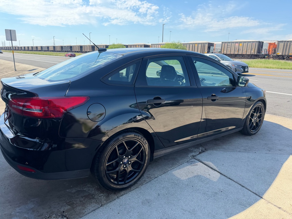 Photo 11 of this FORD FOCUS