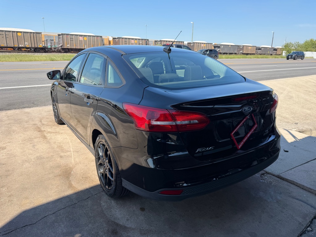 Photo 34 of this FORD FOCUS
