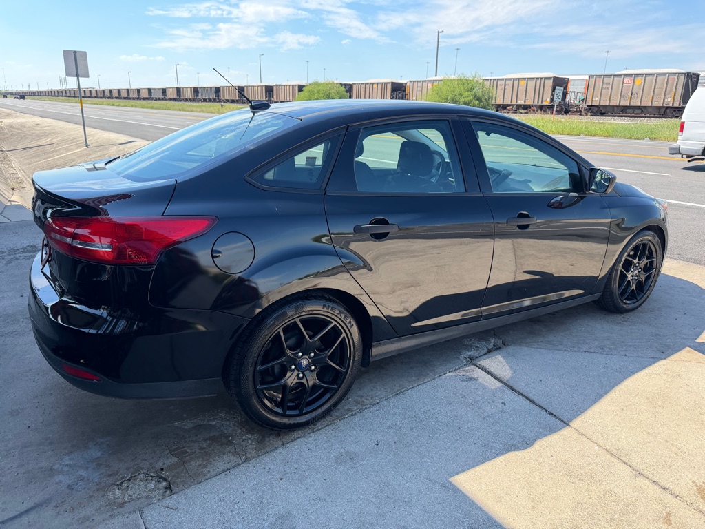 Photo 32 of this FORD FOCUS