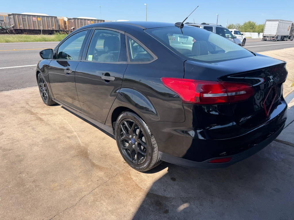 Photo 24 of this FORD FOCUS