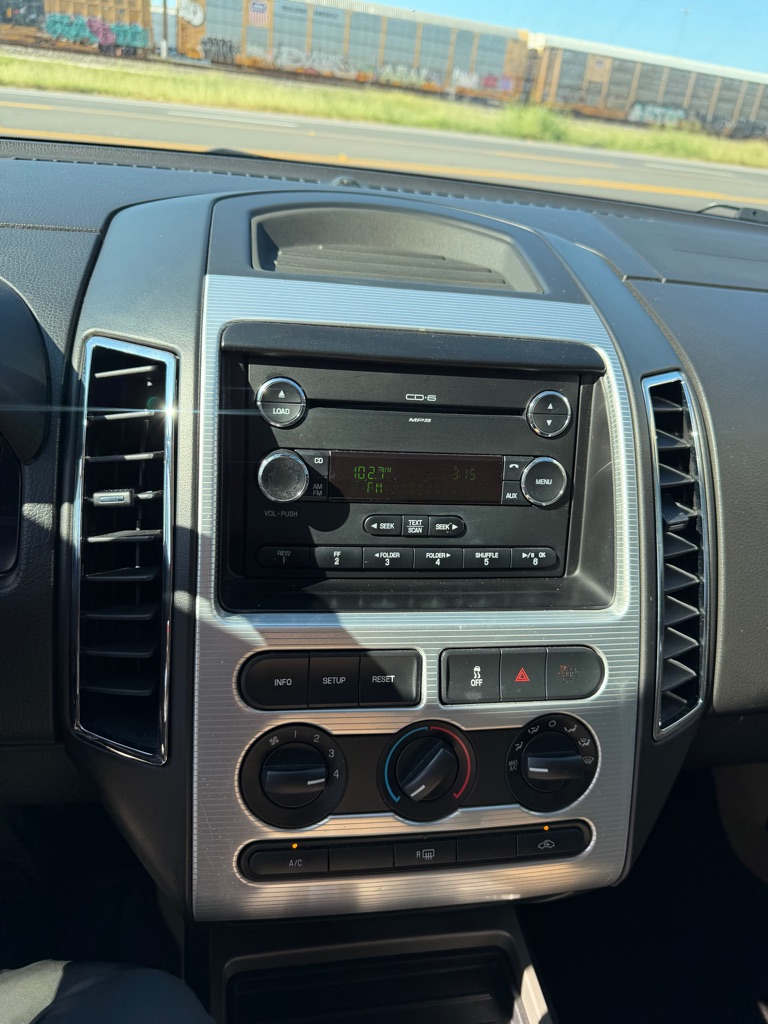Photo 34 of this FORD EDGE