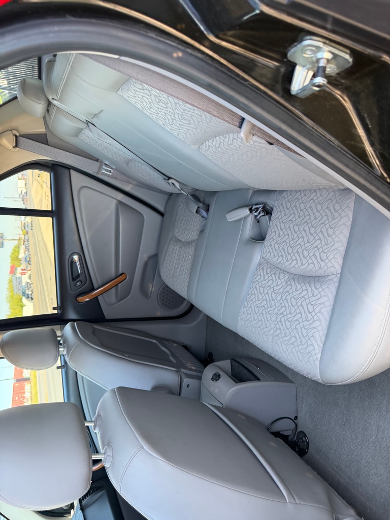 Photo 49 of this SATURN VUE