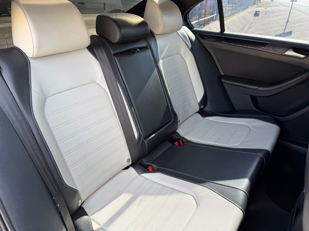 Photo 18 of this VOLKSWAGEN JETTA