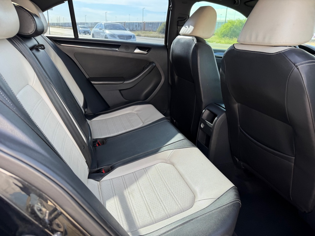 Photo 19 of this VOLKSWAGEN JETTA