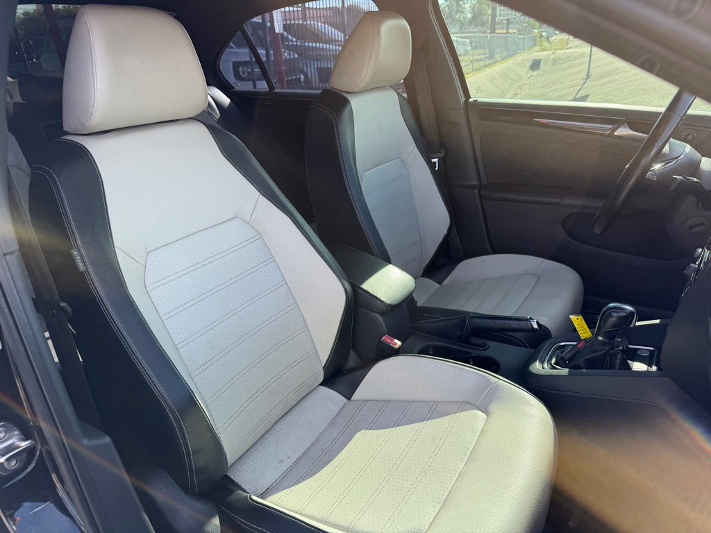 Photo 21 of this VOLKSWAGEN JETTA