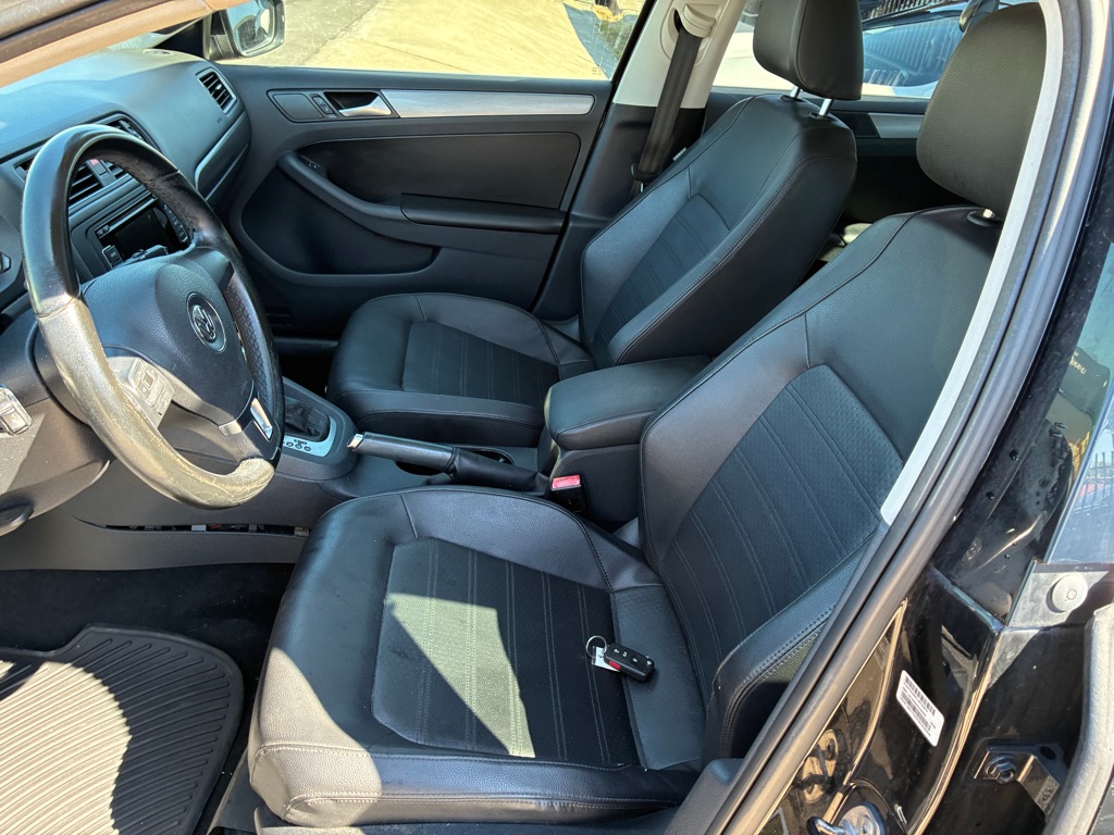 Photo 14 of this VOLKSWAGEN JETTA