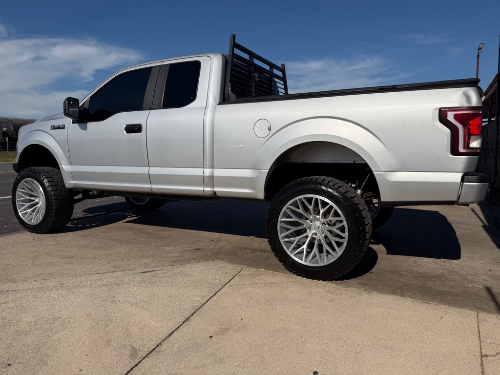 Photo 3 of this FORD F150