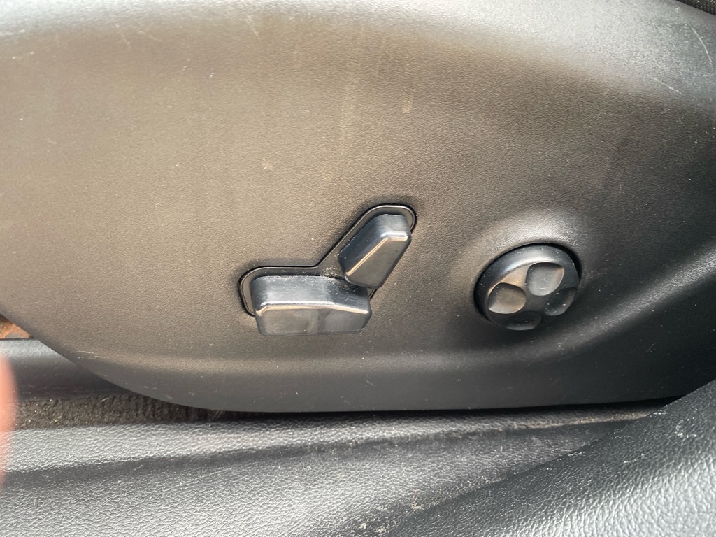 Photo 16 of this JEEP CHEROKEE