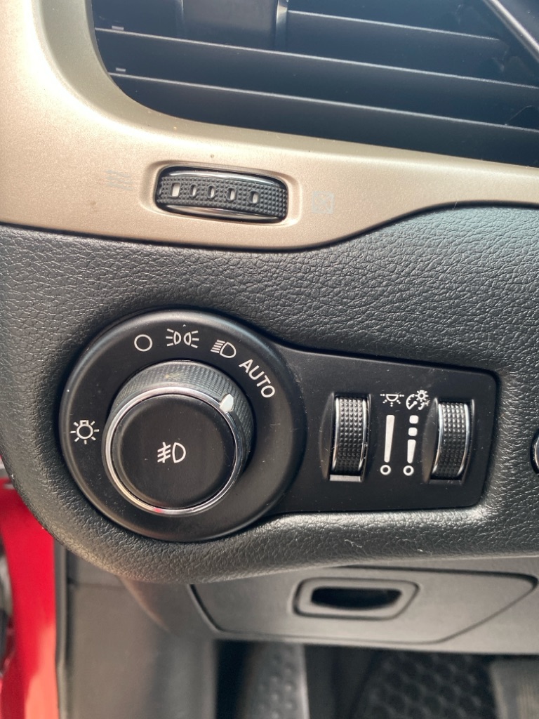 Photo 17 of this JEEP CHEROKEE