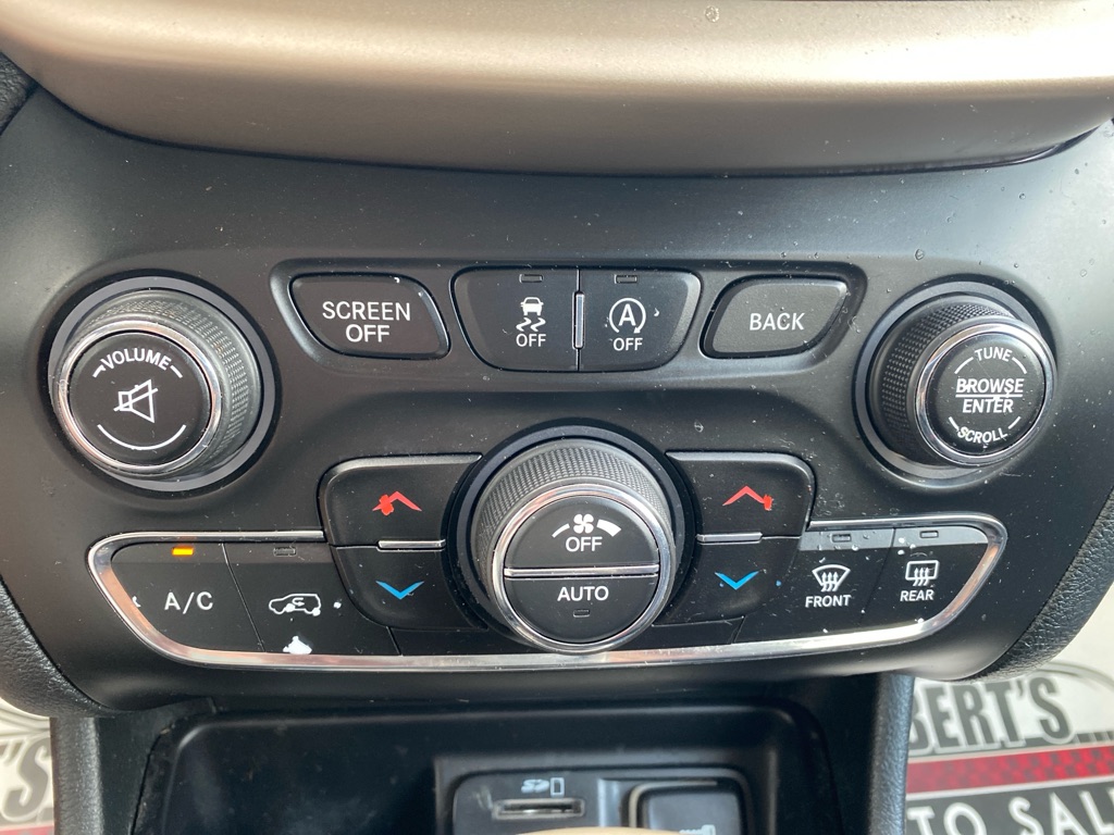 Photo 19 of this JEEP CHEROKEE