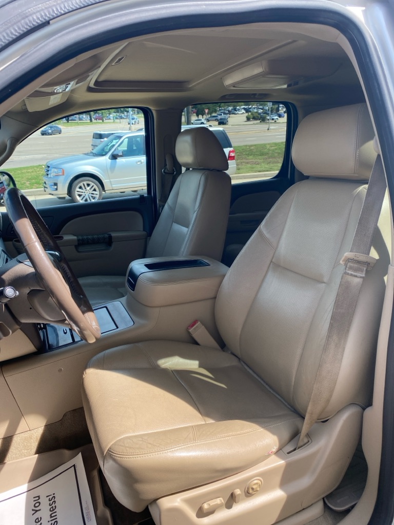 Photo 16 of this CHEVROLET SUBURBAN