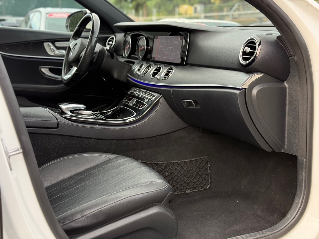 Photo 18 of this MERCEDES-BENZ E-CLASS