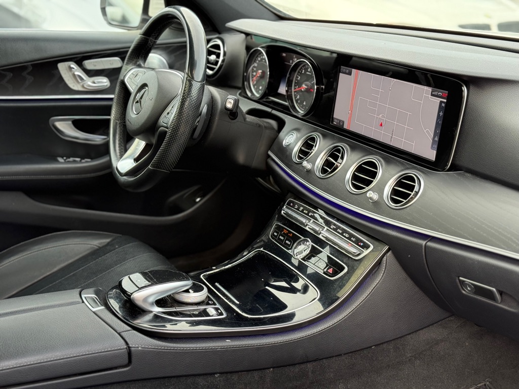 Photo 20 of this MERCEDES-BENZ E-CLASS